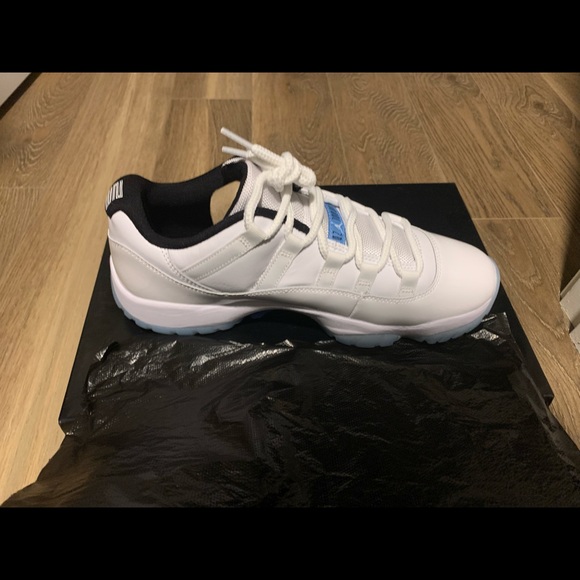 Jordan 11 low Legend Blue 9.5us - Picture 3 of 5